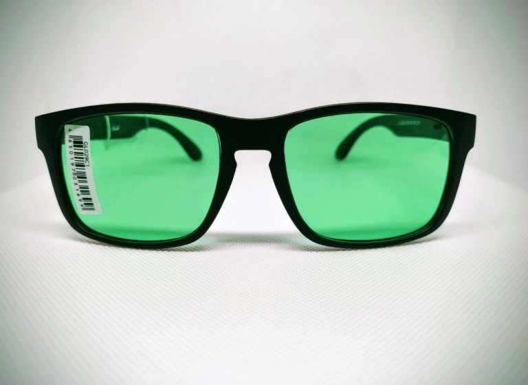 Почему при глаукоме нужно носить зеленые очки?